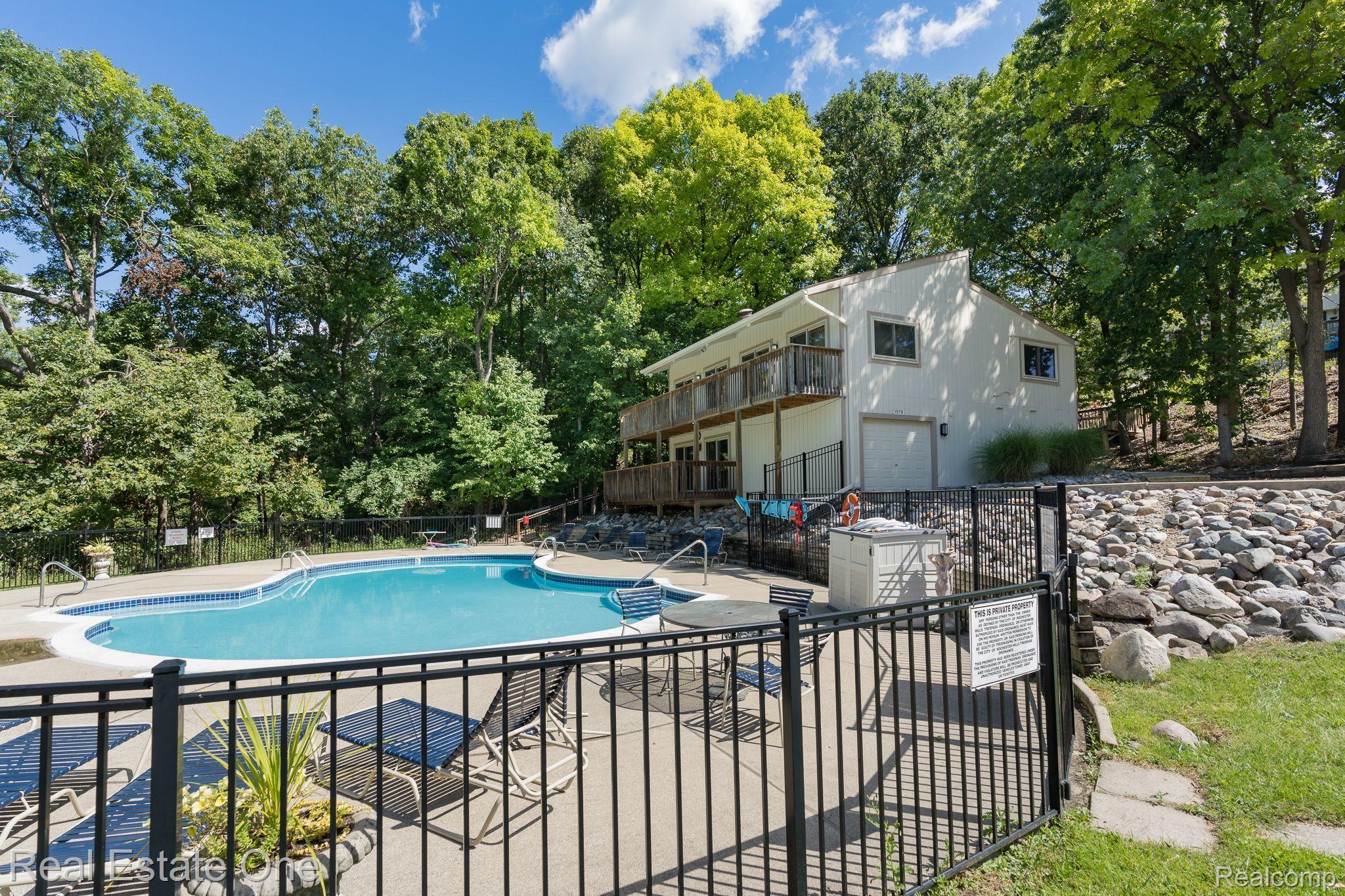 1505 CHARTER OAK DR