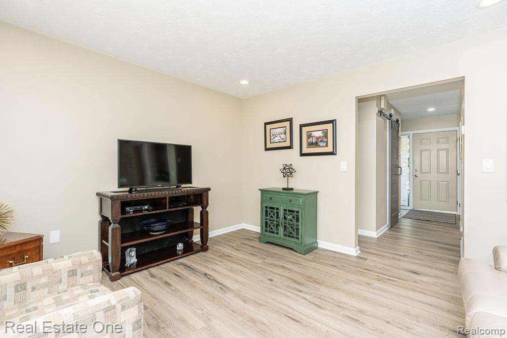 1505 CHARTER OAK DR