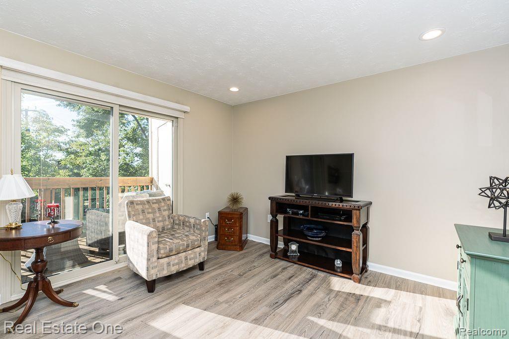 1505 CHARTER OAK DR