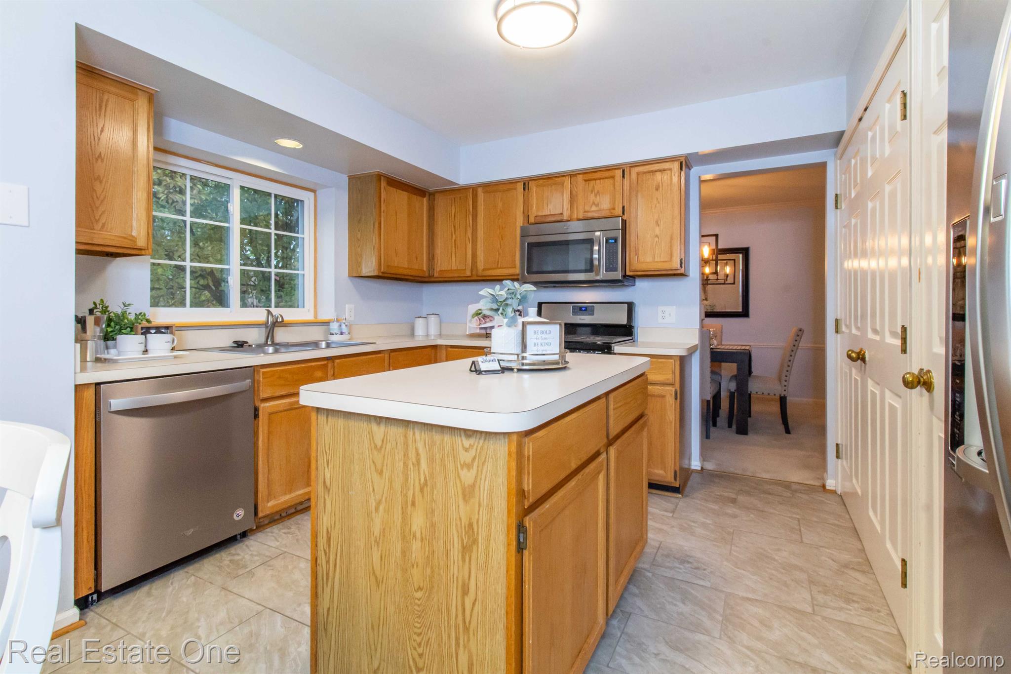 784 WHITNEY DR