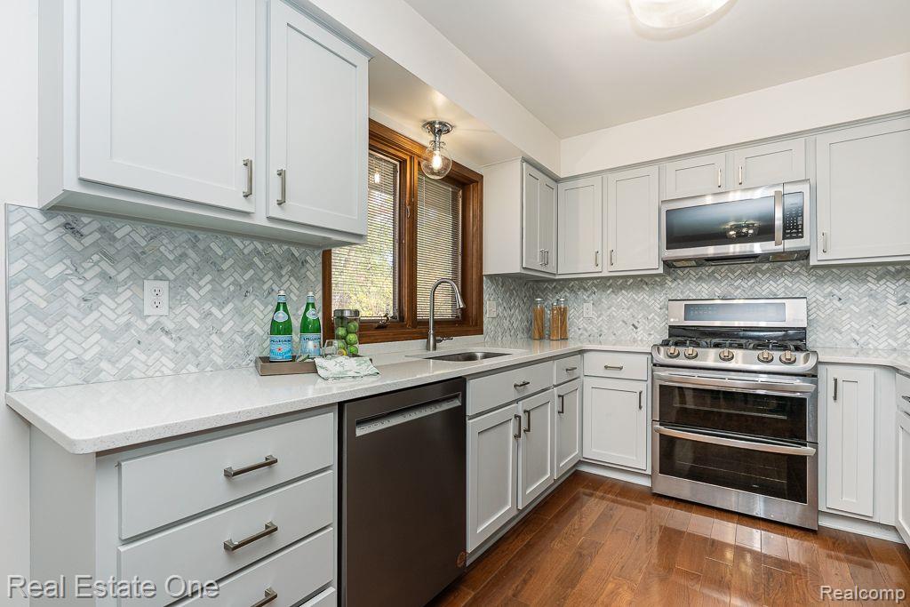 2211 HICKORY LEAF DR