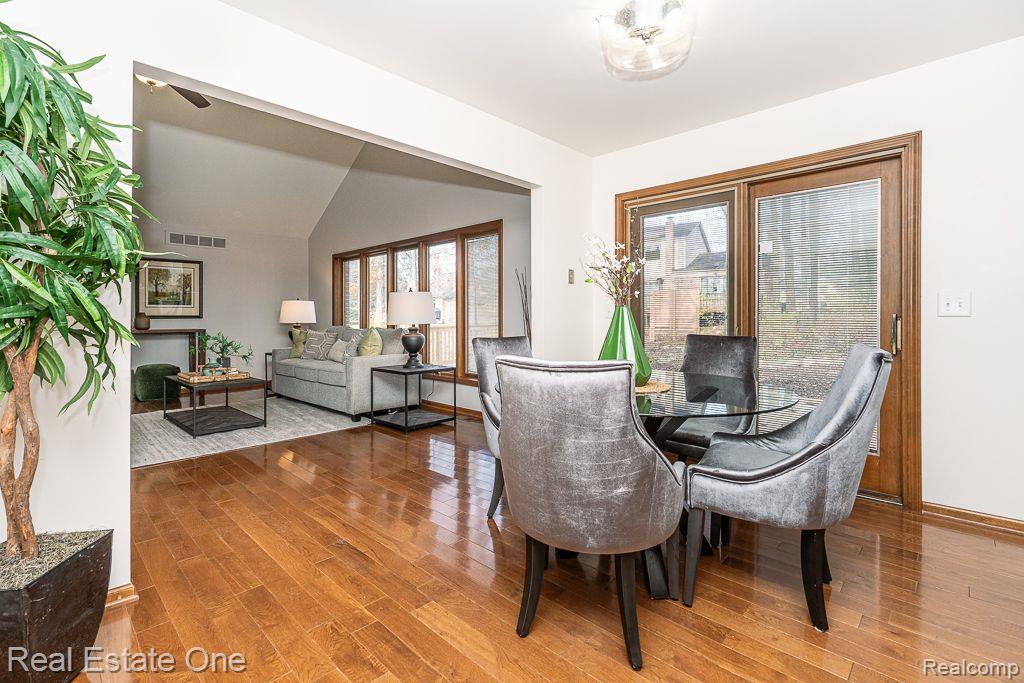 2211 HICKORY LEAF DR