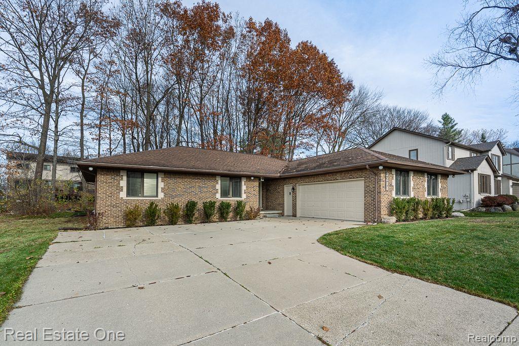 2211 HICKORY LEAF DR