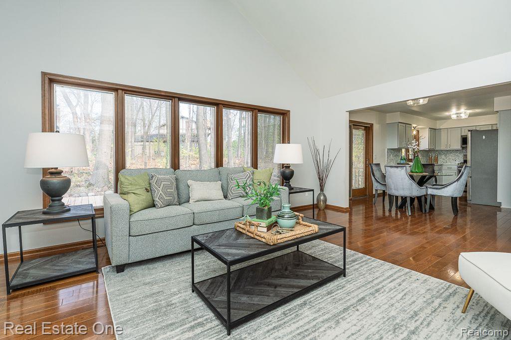 2211 HICKORY LEAF DR