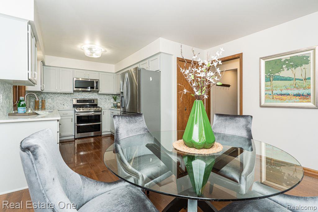 2211 HICKORY LEAF DR