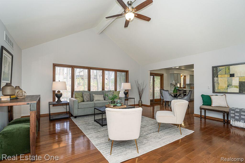 2211 HICKORY LEAF DR