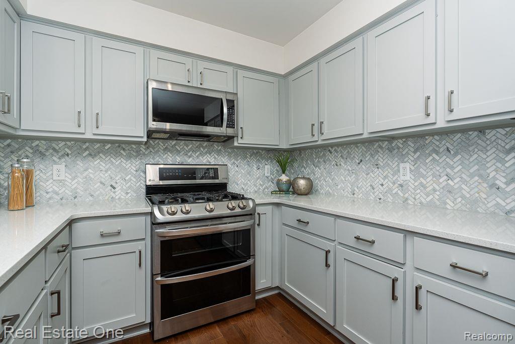 2211 HICKORY LEAF DR