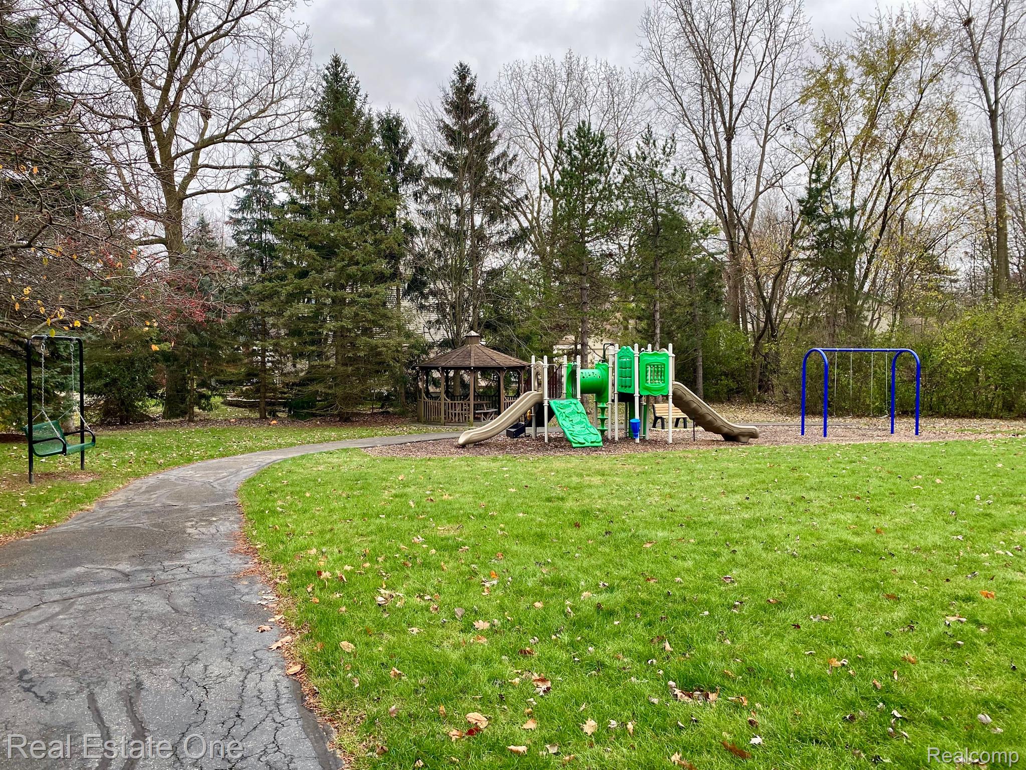 2211 HICKORY LEAF DR