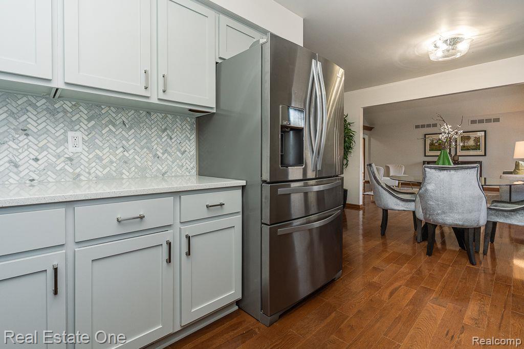 2211 HICKORY LEAF DR