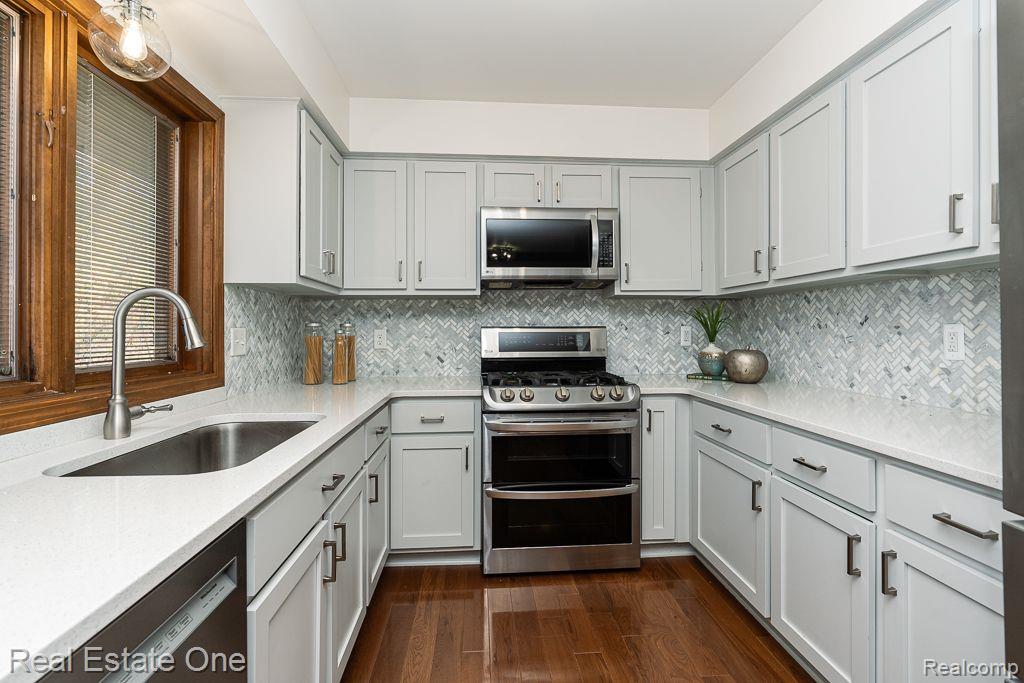 2211 HICKORY LEAF DR