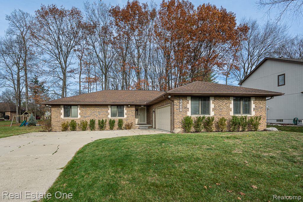 2211 HICKORY LEAF DR