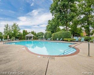 408 FOX HILLS DR S A-7