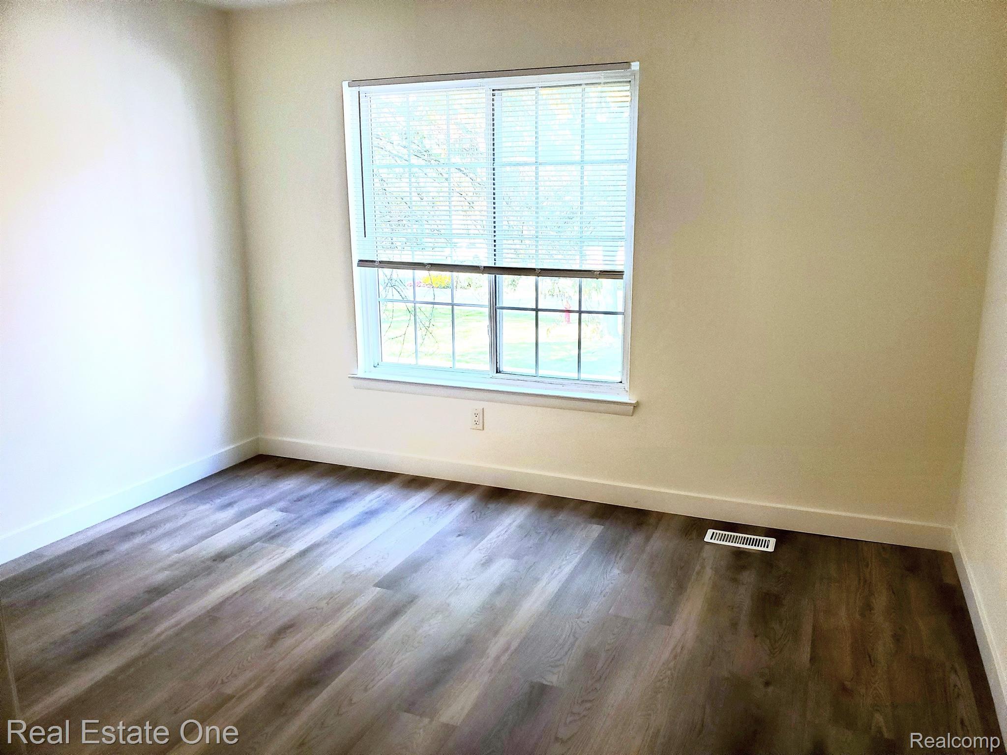 408 FOX HILLS DR S A-7