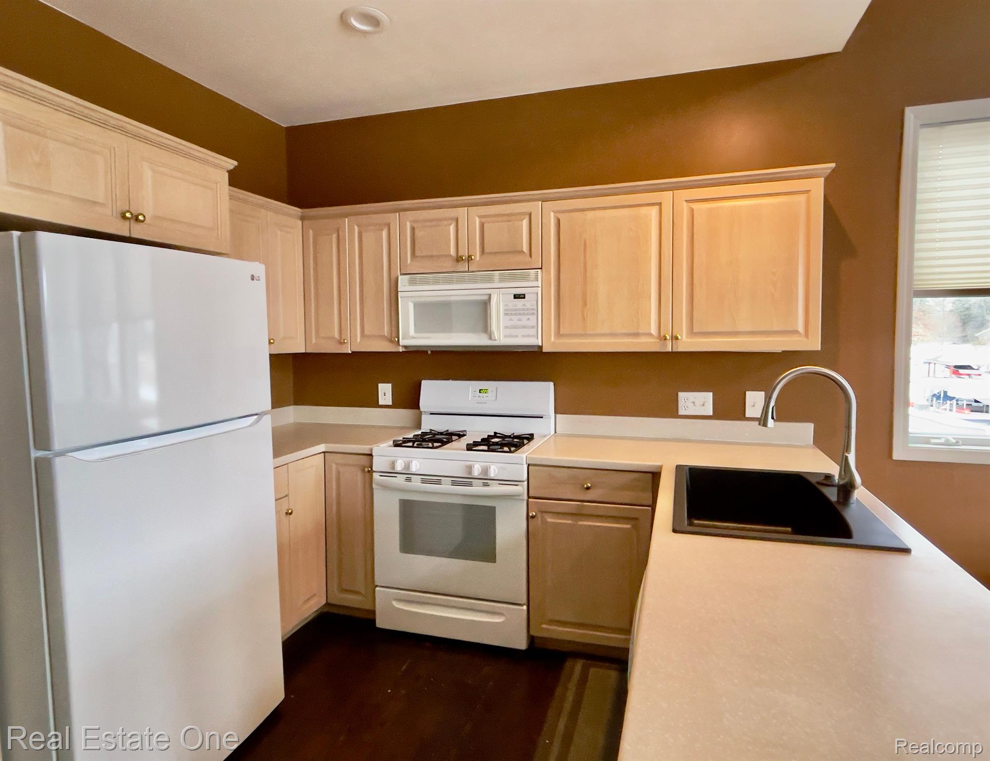 872 DOLLAR BAY DR
