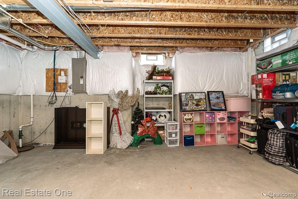 26384 CRESTWOOD DR