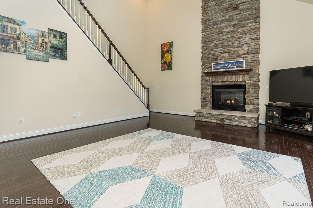 26384 CRESTWOOD DR