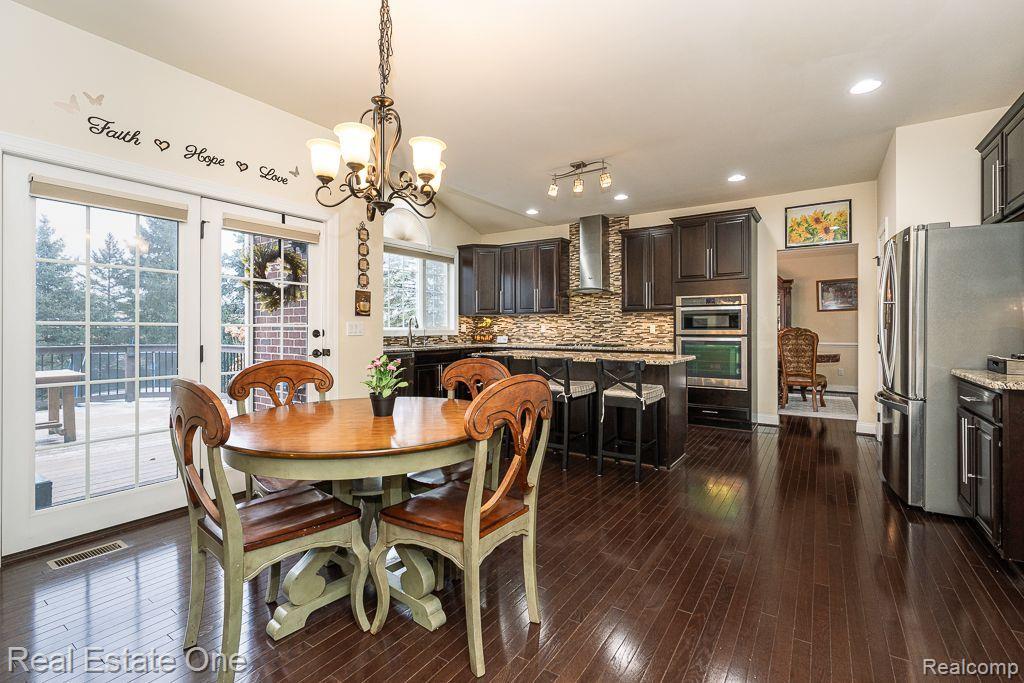 26384 CRESTWOOD DR
