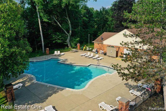1406 Crescent LN 64