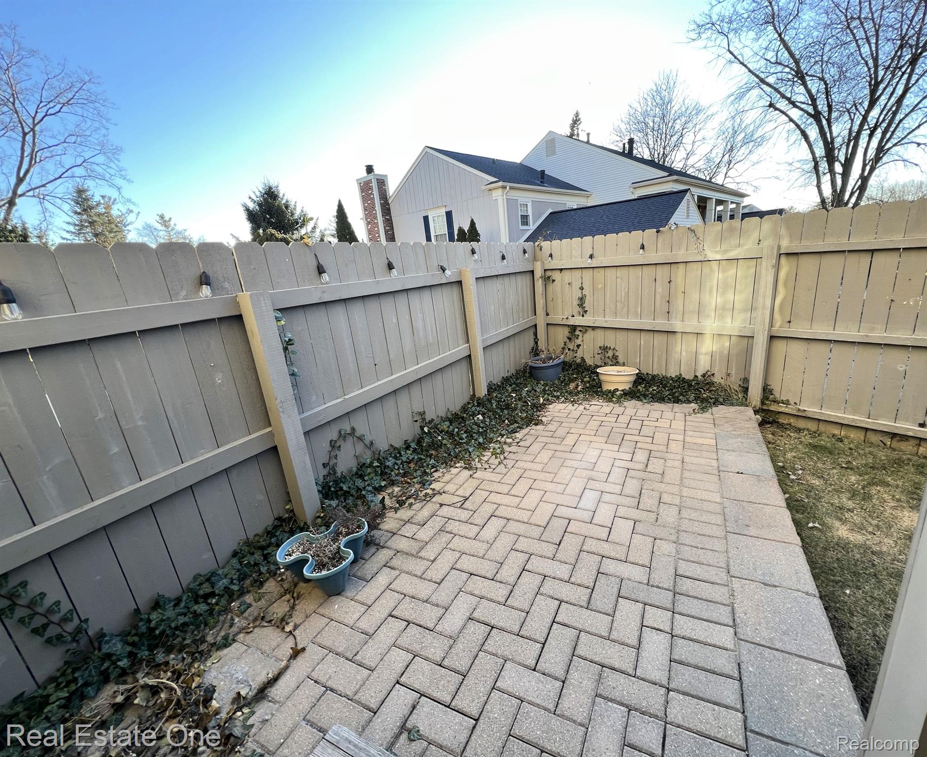 1406 Crescent LN 64