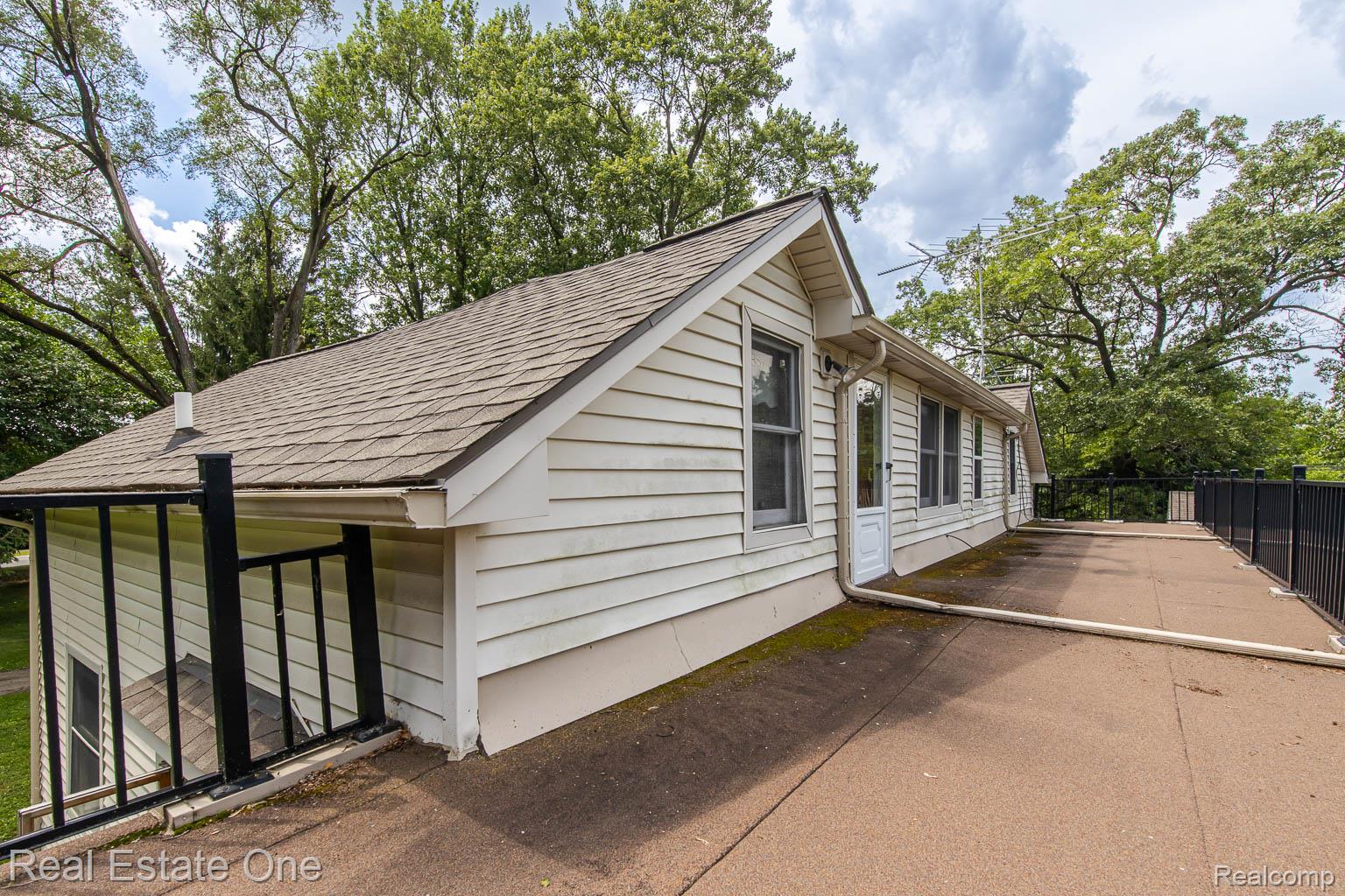 727 ROMEO RD