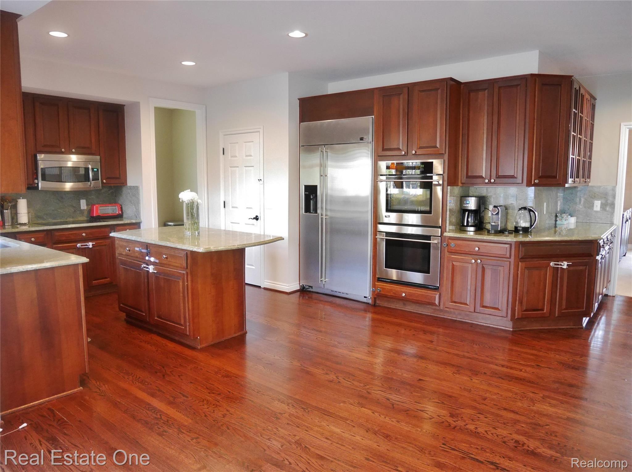 5846 CLEARVIEW DR