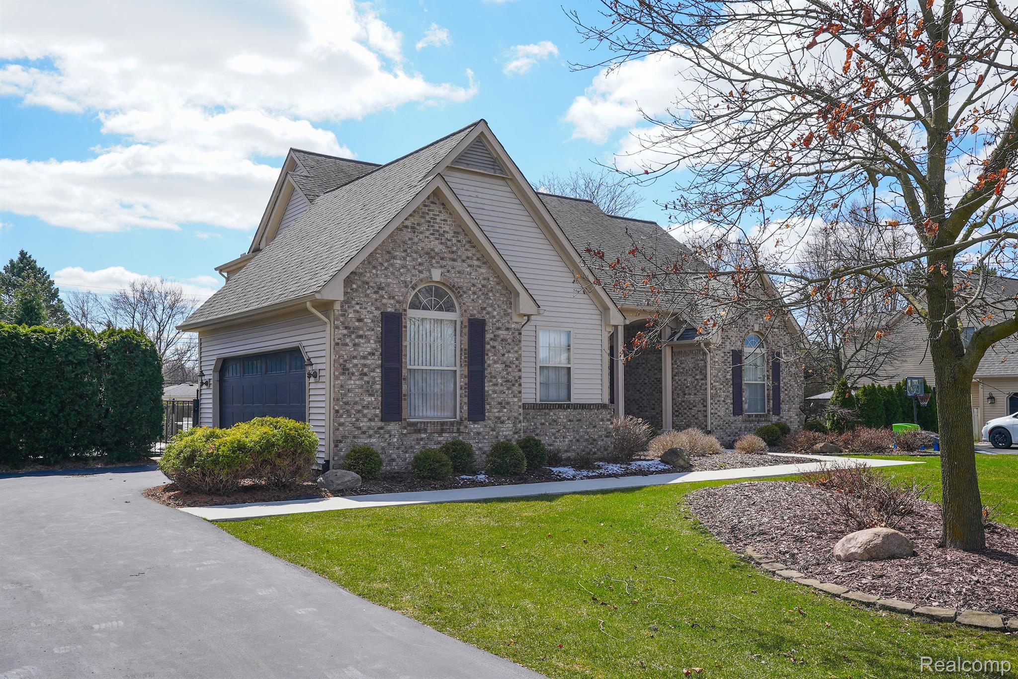 2385 HUNTINGTON DR