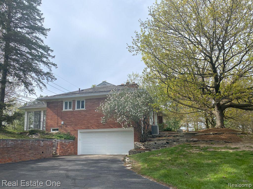 1151 N LIVERNOIS RD
