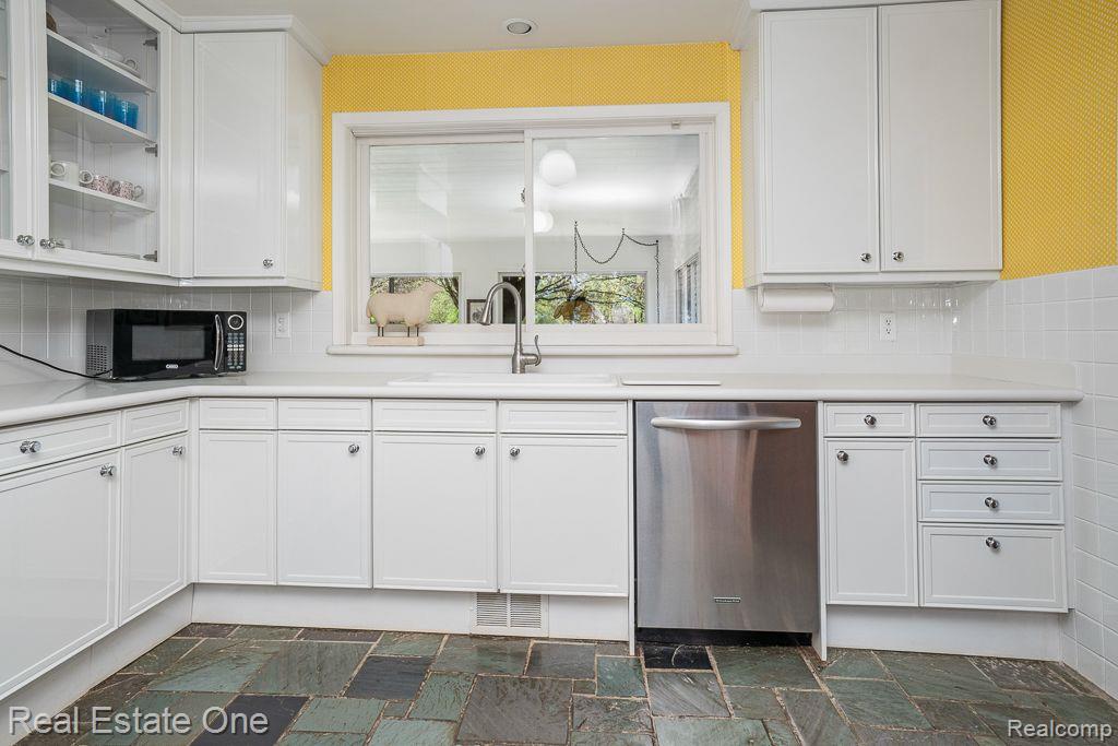1151 N LIVERNOIS RD