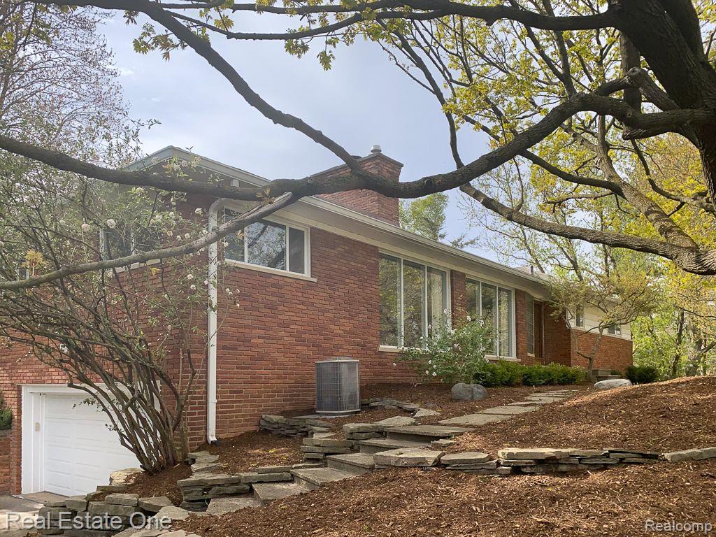 1151 N LIVERNOIS RD