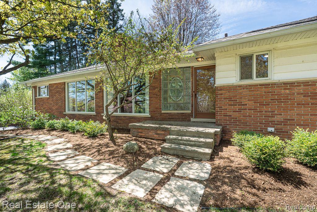 1151 N LIVERNOIS RD