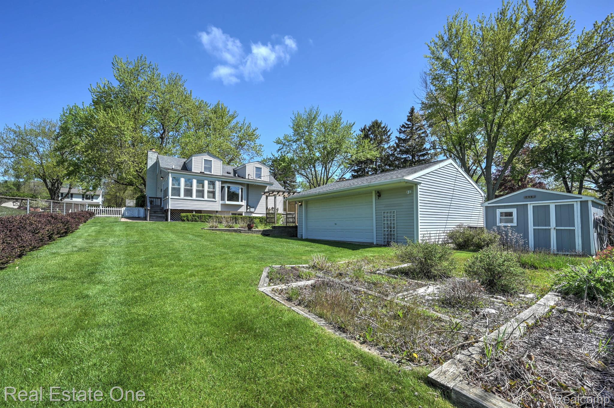 390 RED OAK LN