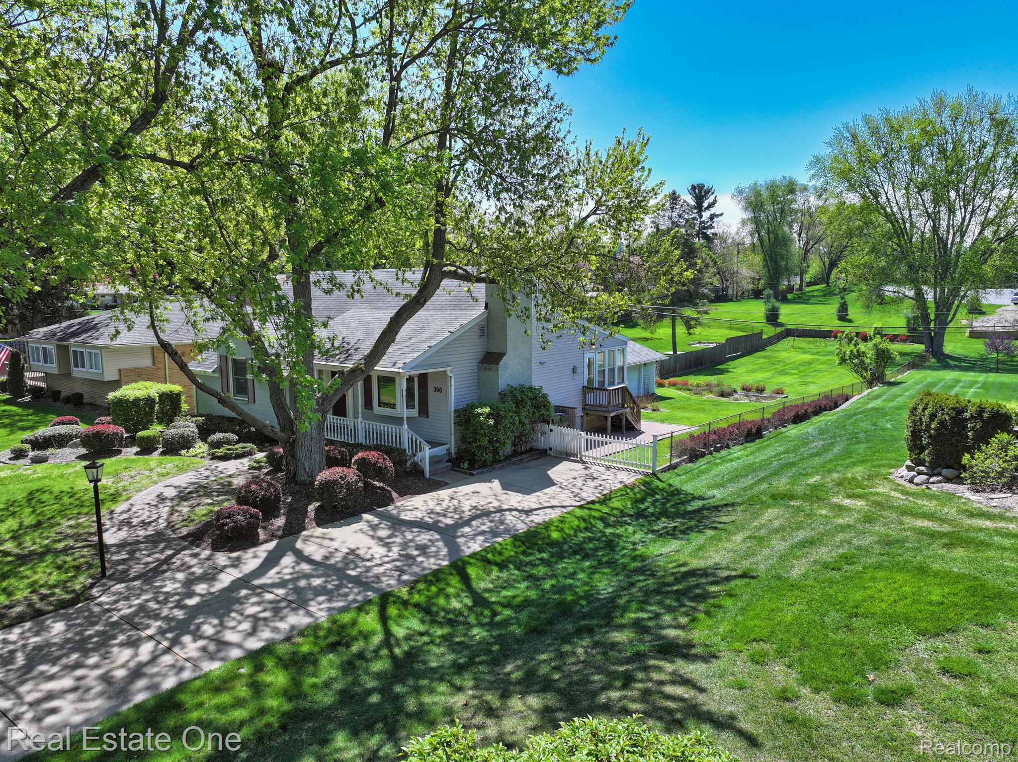 390 RED OAK LN