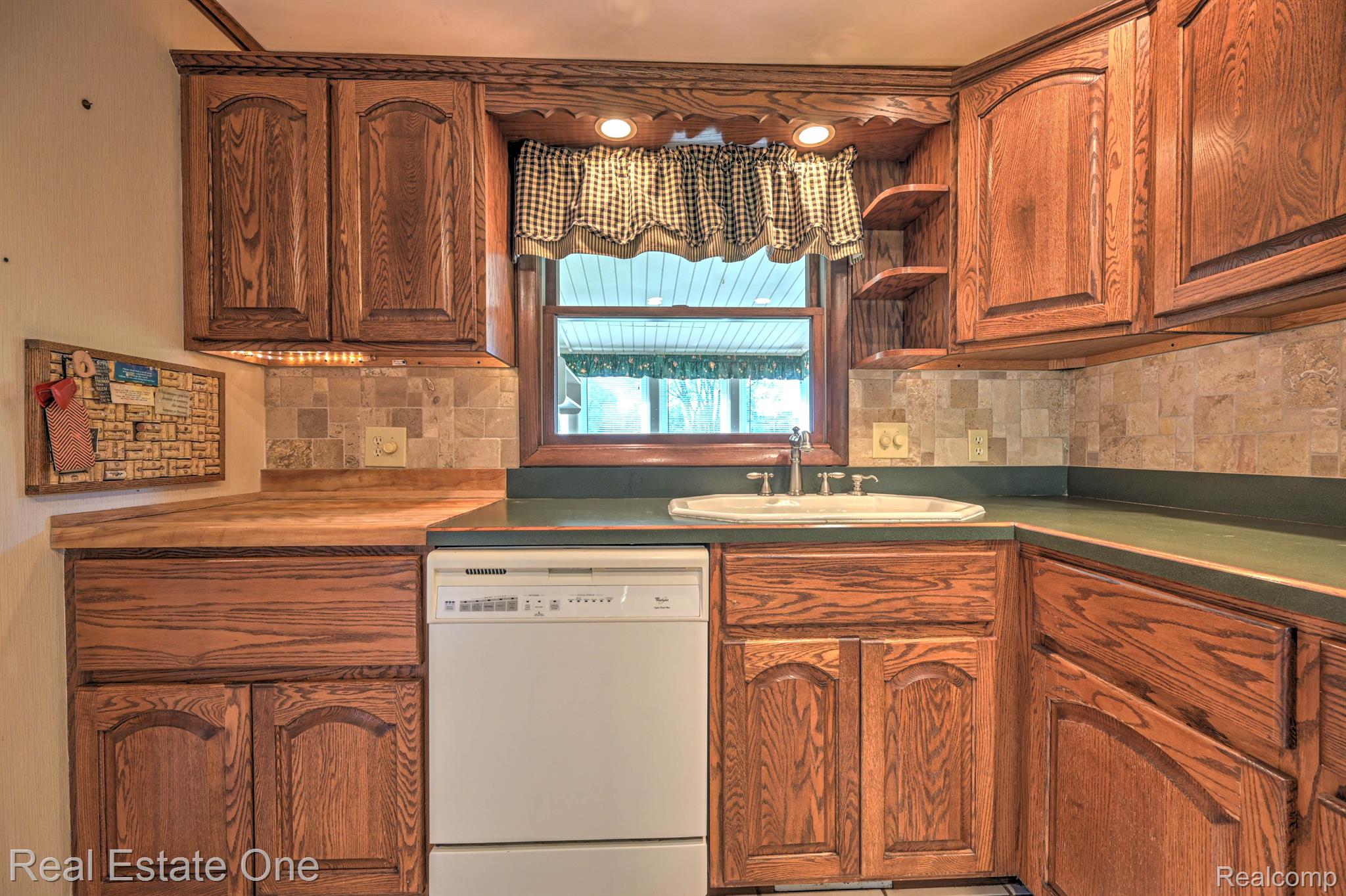 390 RED OAK LN