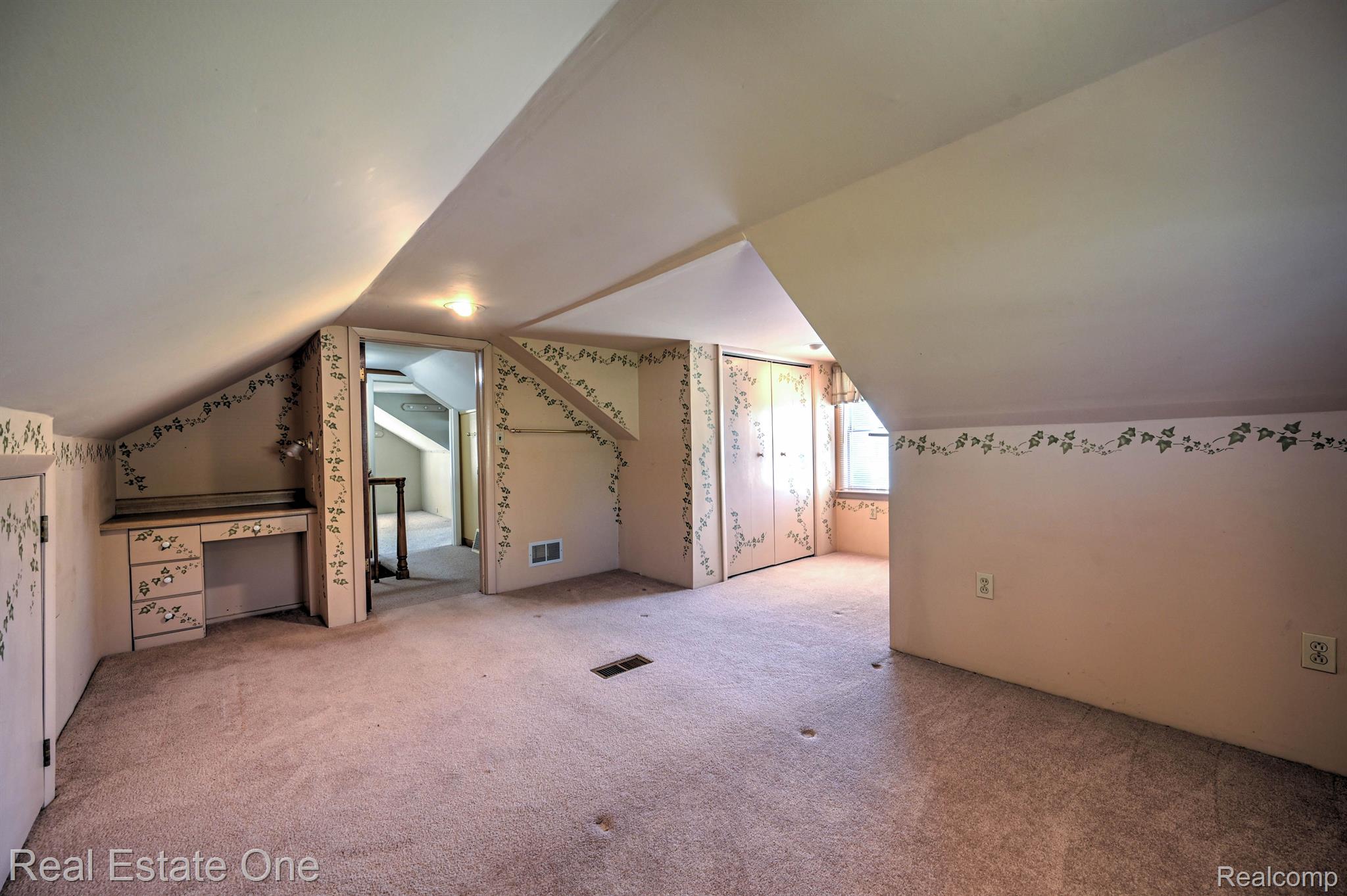 390 RED OAK LN