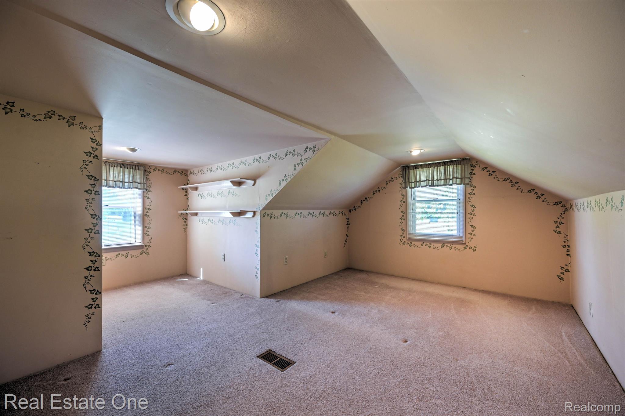 390 RED OAK LN