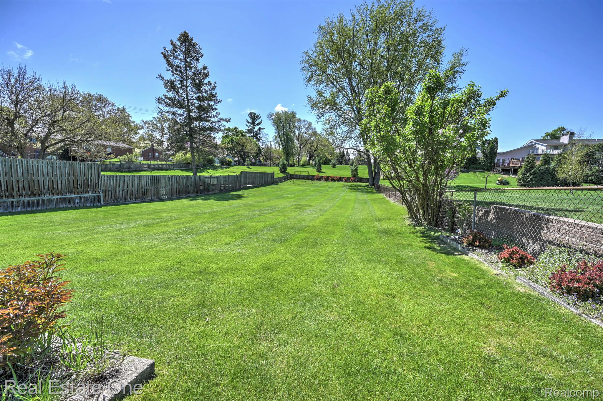 390 RED OAK LN