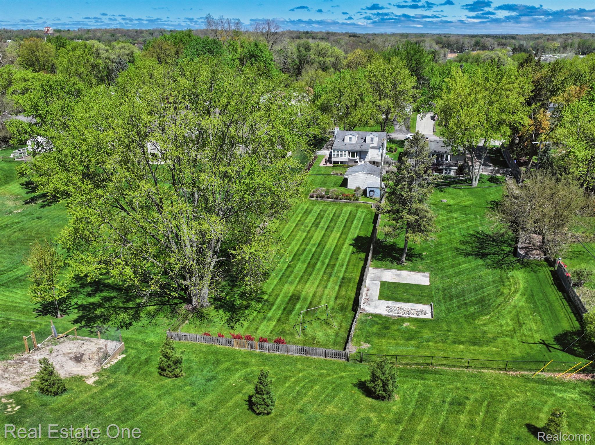390 RED OAK LN