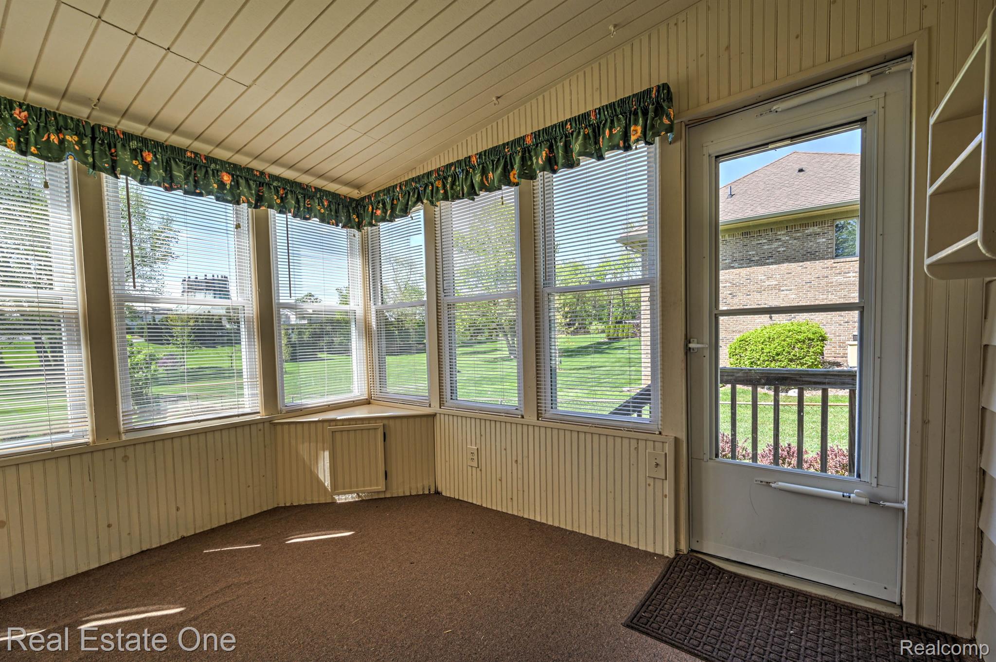 390 RED OAK LN