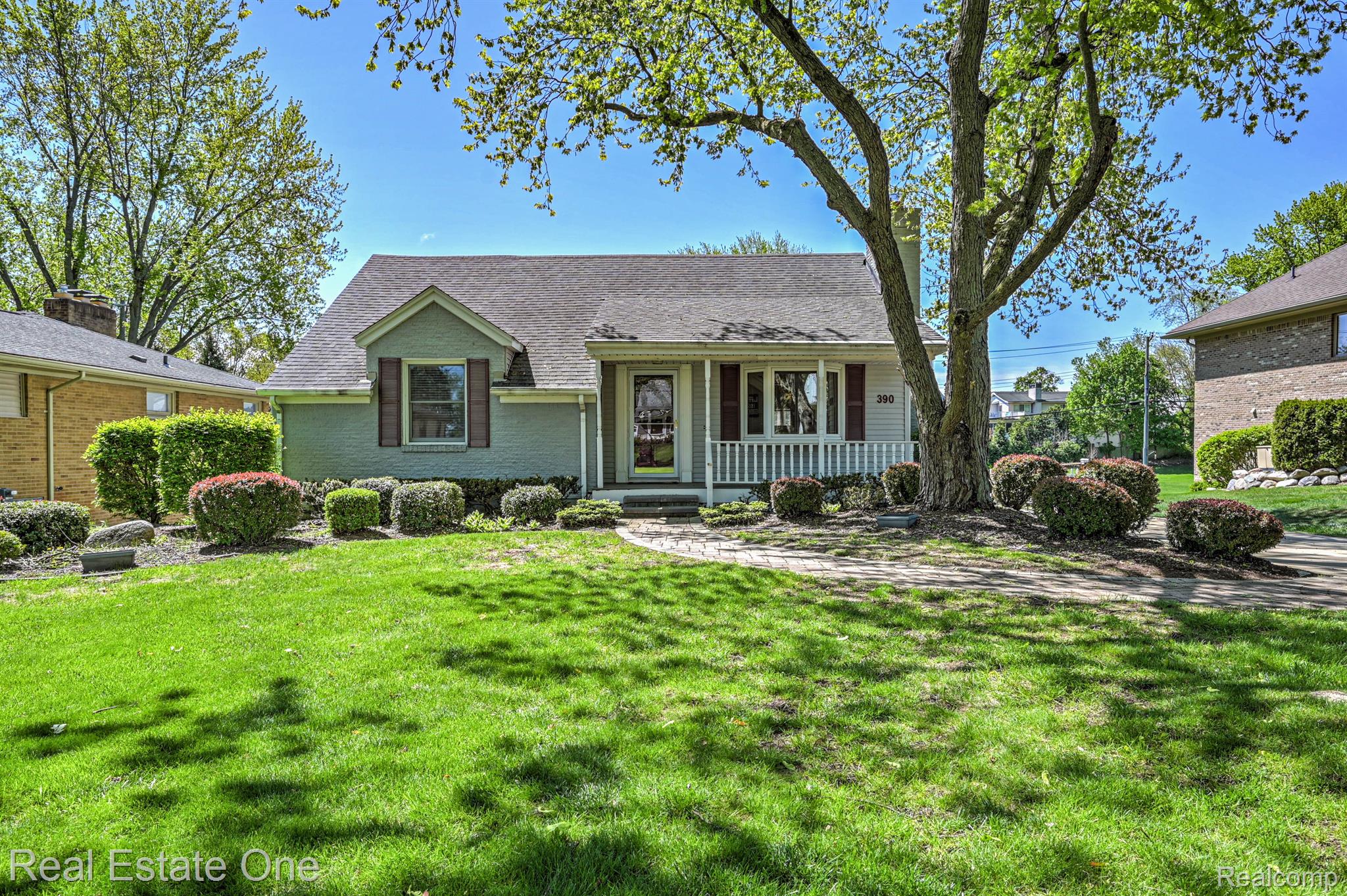 390 RED OAK LN