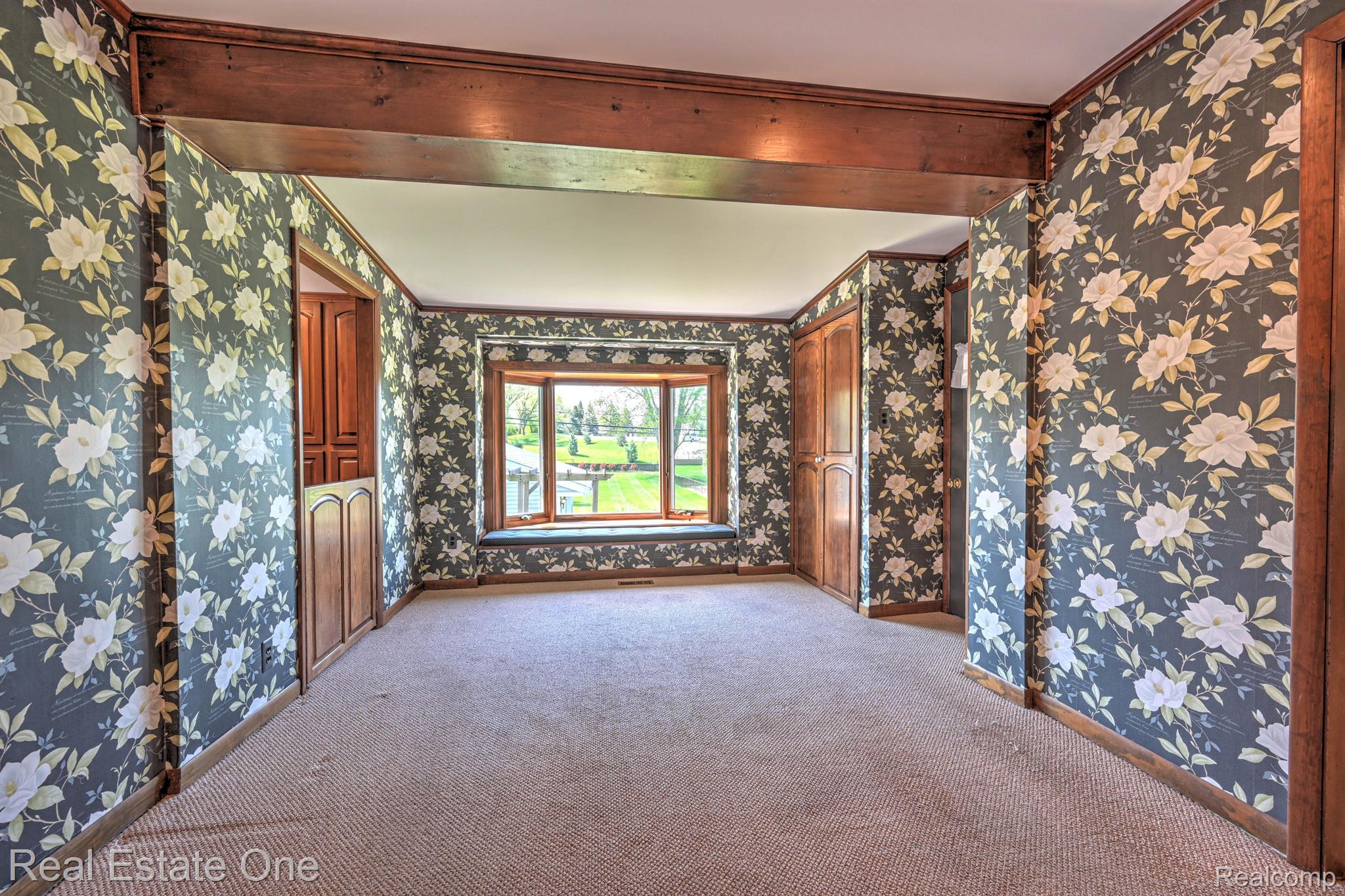 390 RED OAK LN