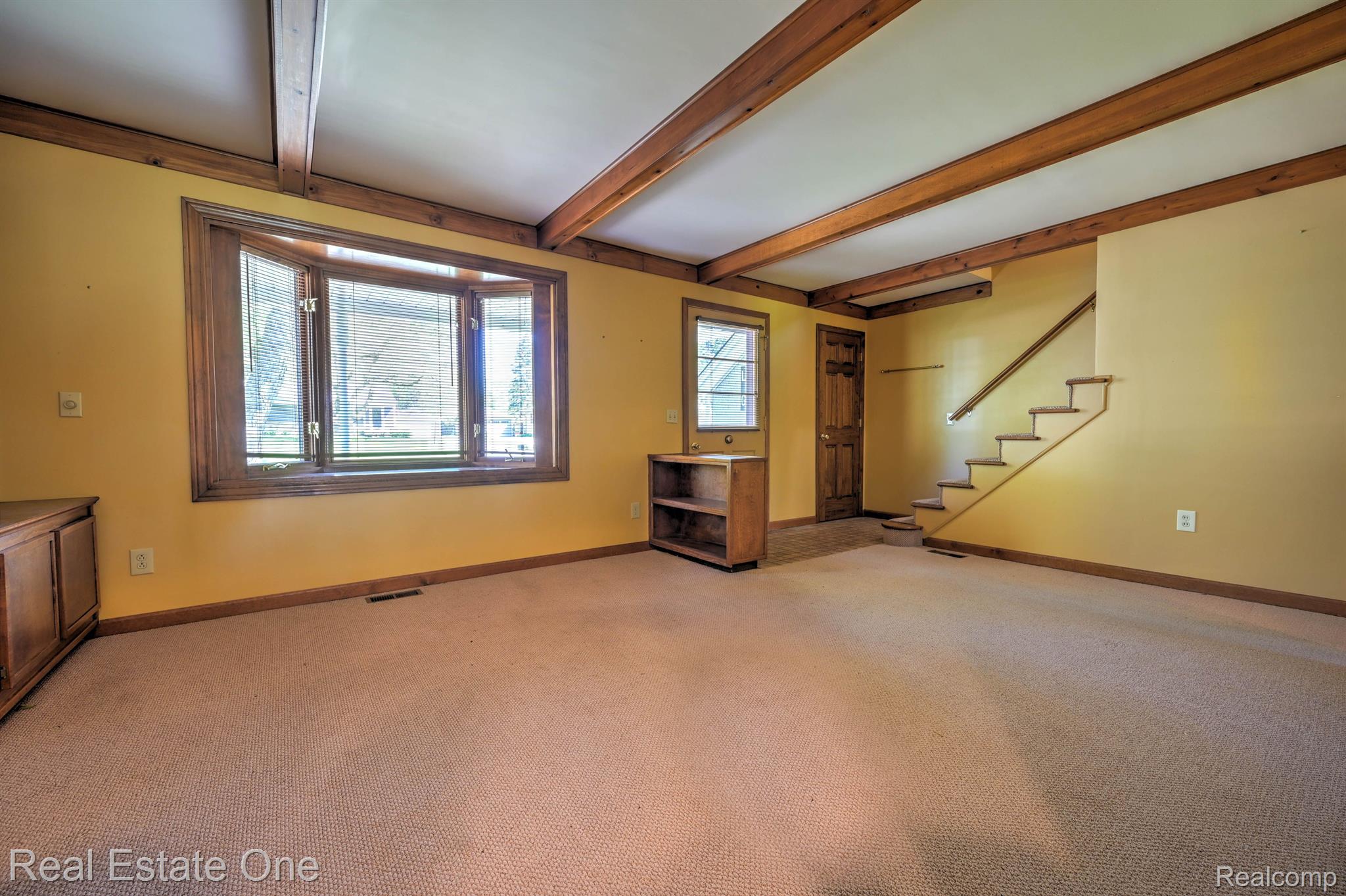 390 RED OAK LN