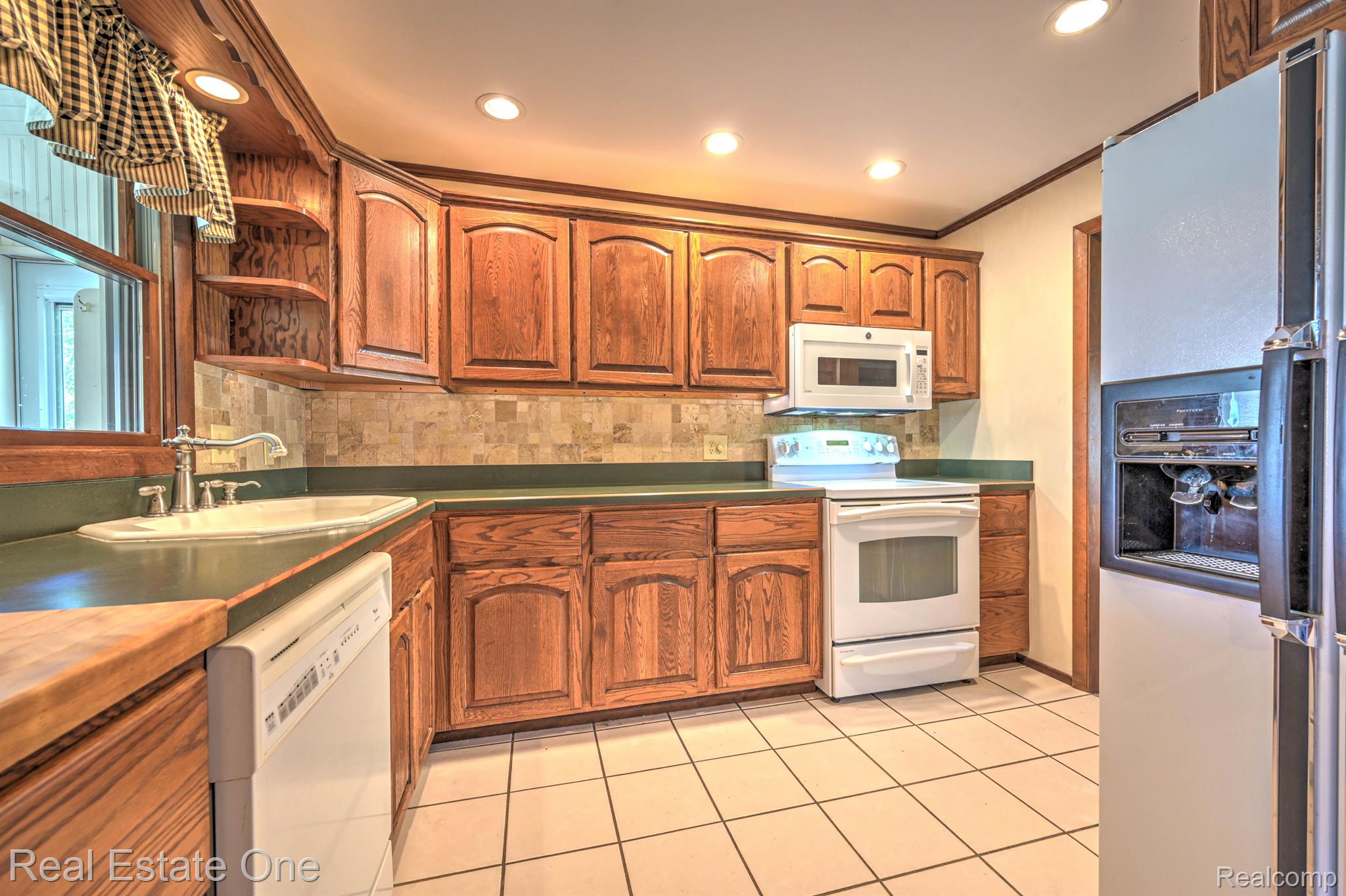 390 RED OAK LN