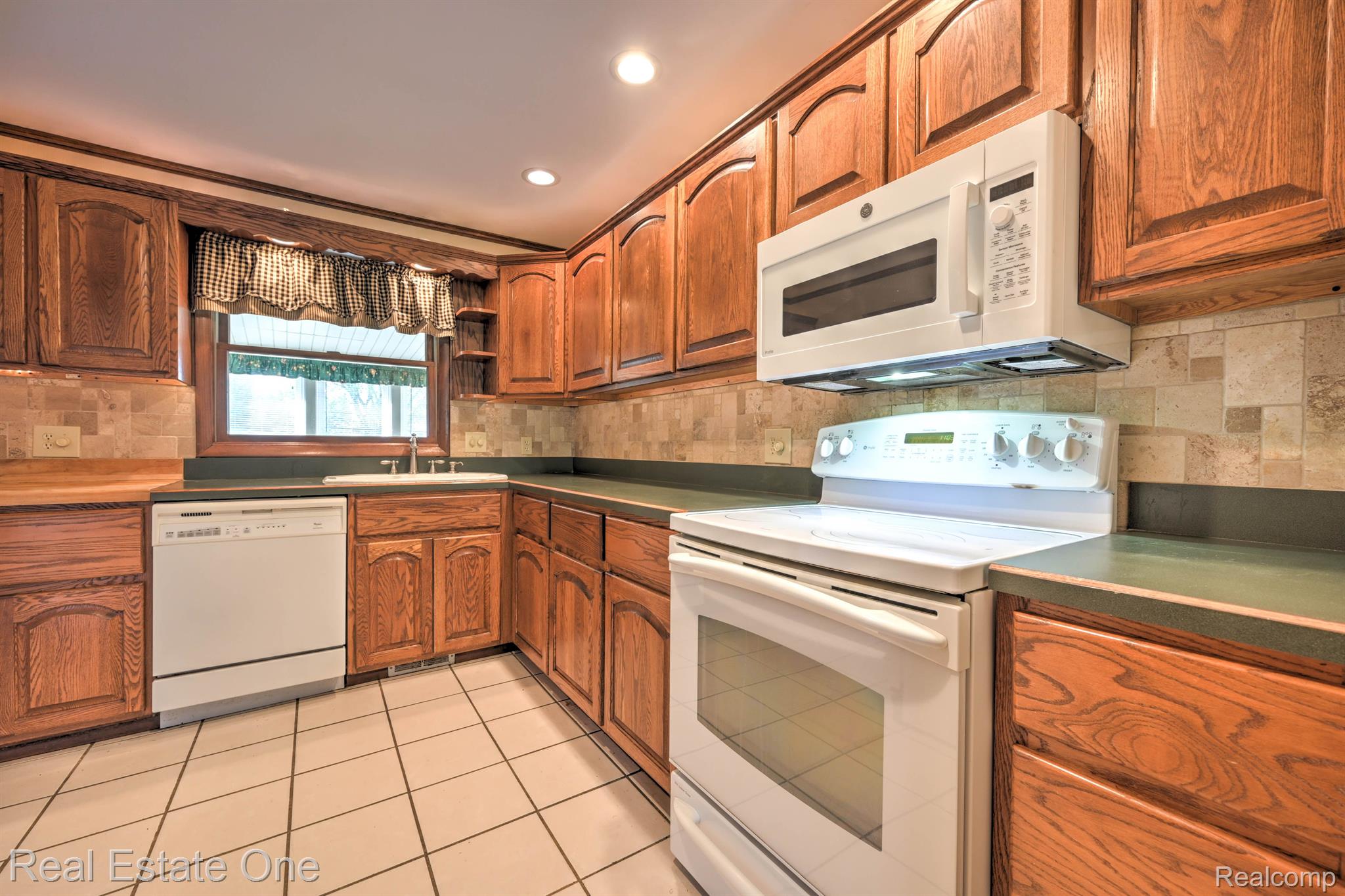 390 RED OAK LN
