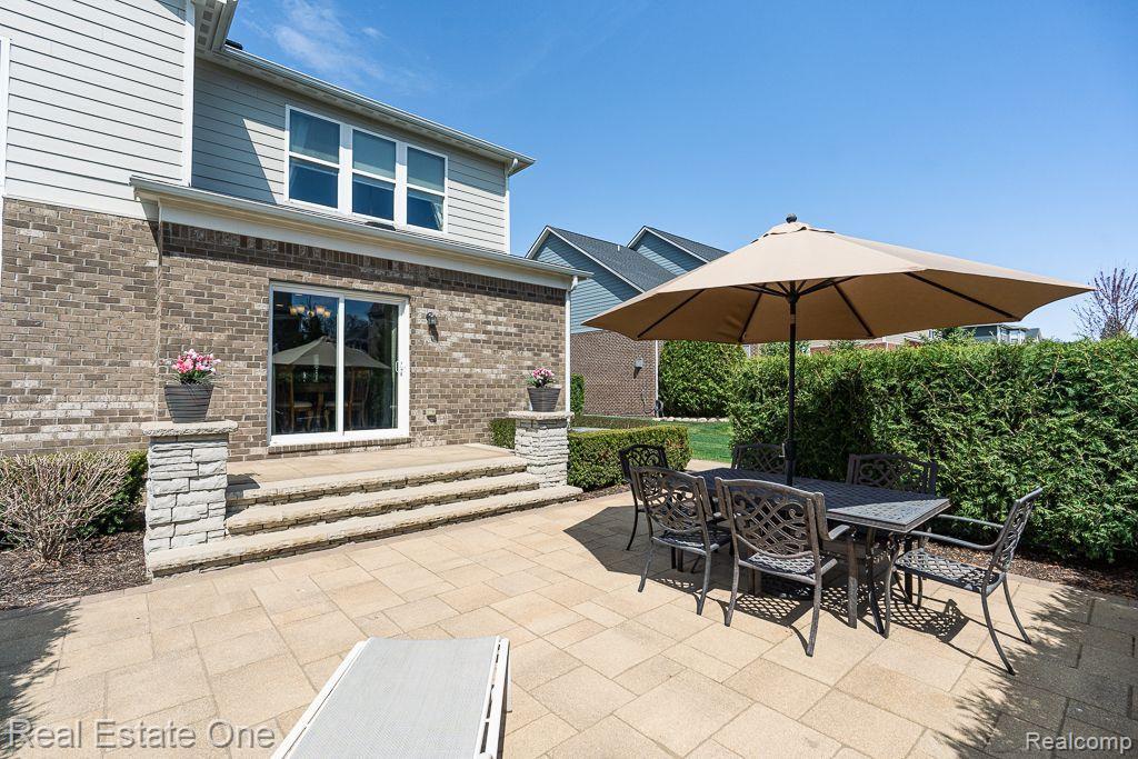 2098 LOGAN DR