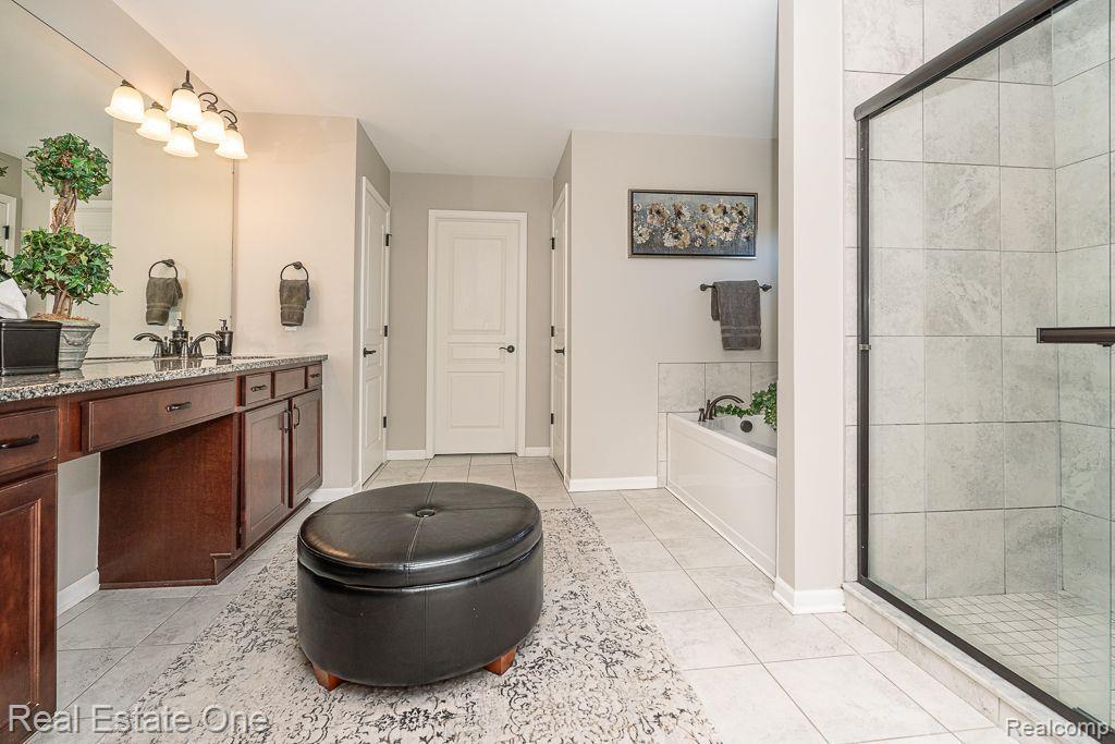 2098 LOGAN DR