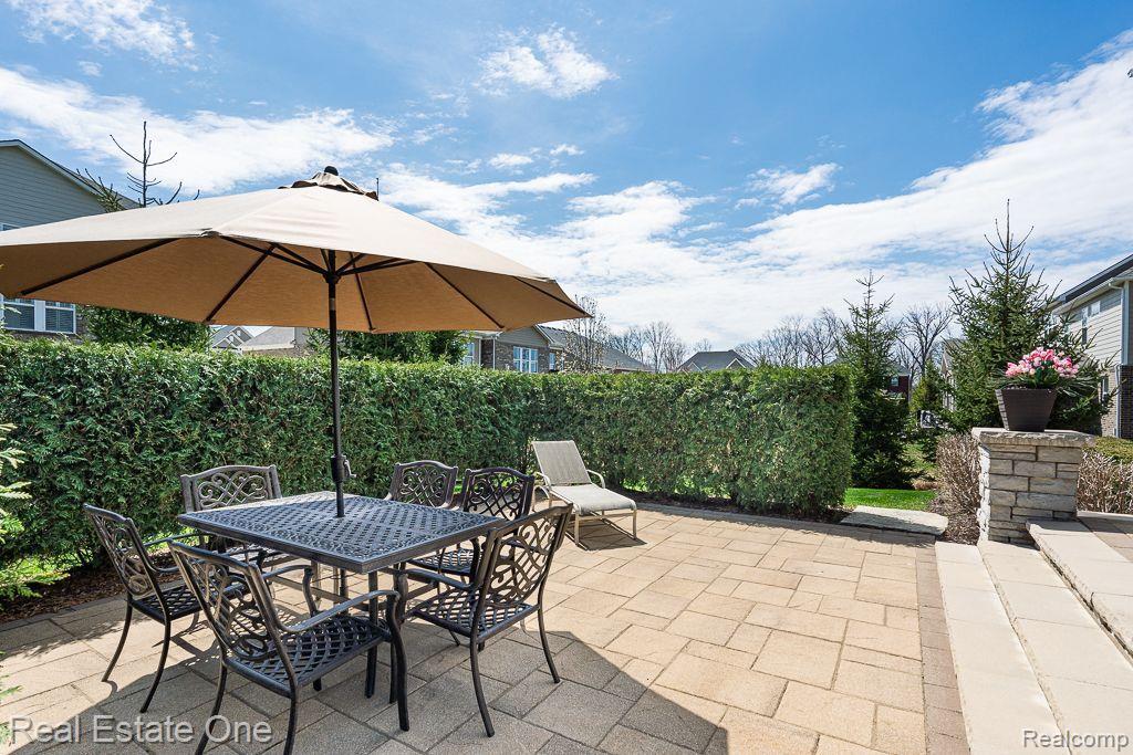 2098 LOGAN DR