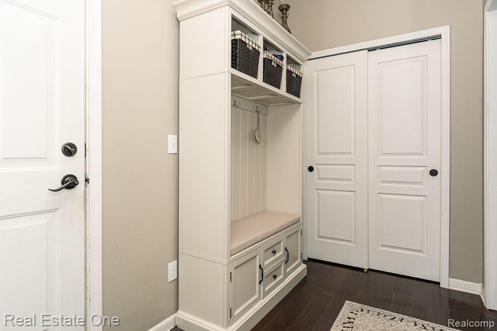 2098 LOGAN DR