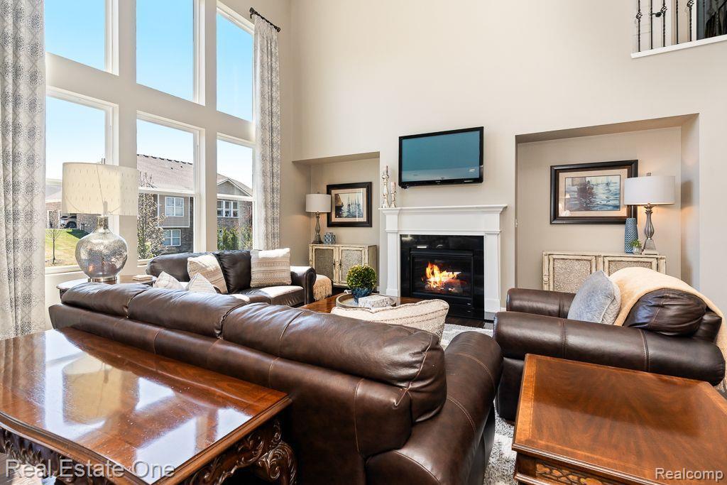 2098 LOGAN DR