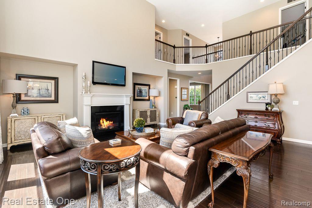 2098 LOGAN DR