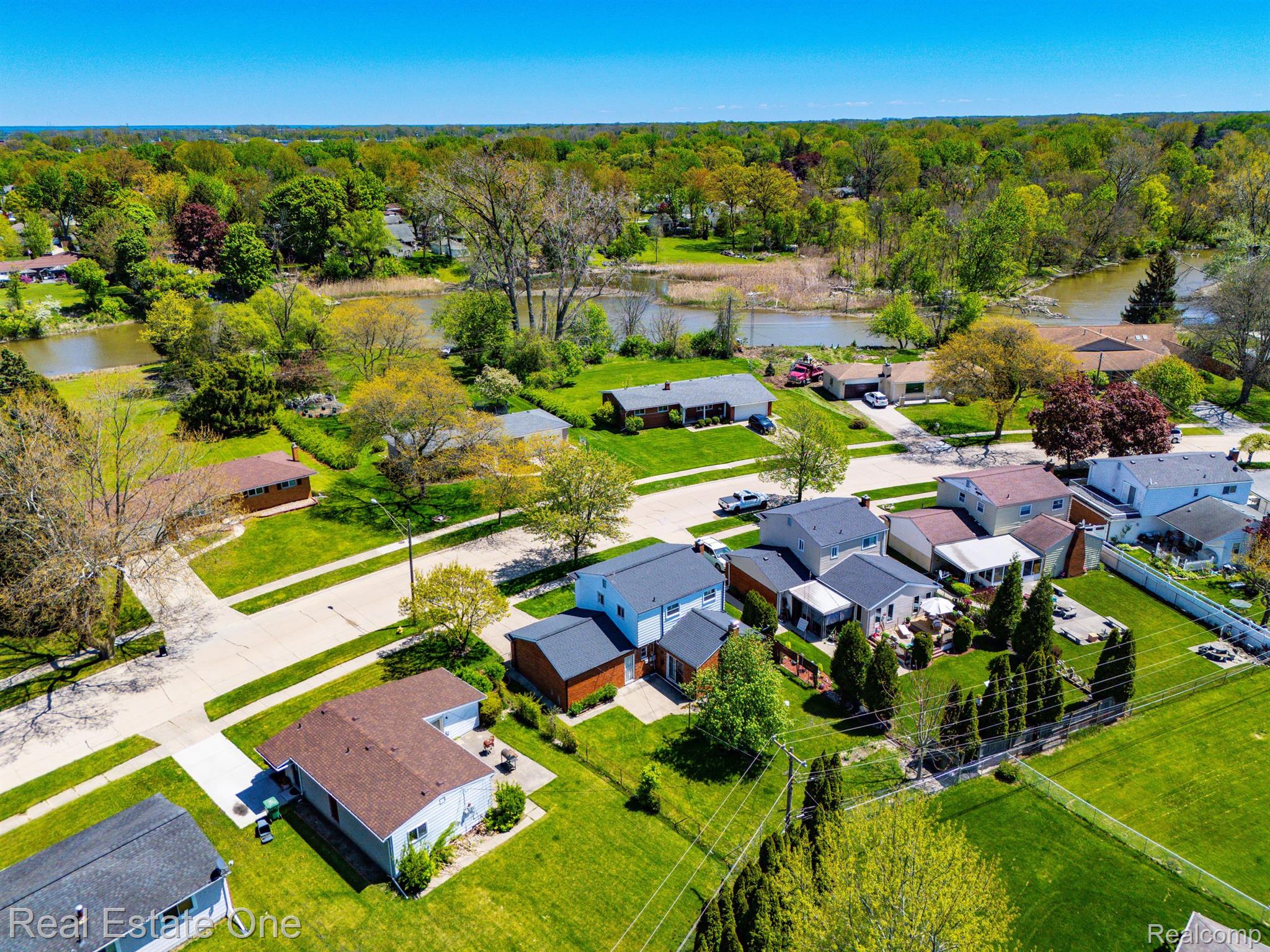 250 CLINTON RIVER DR
